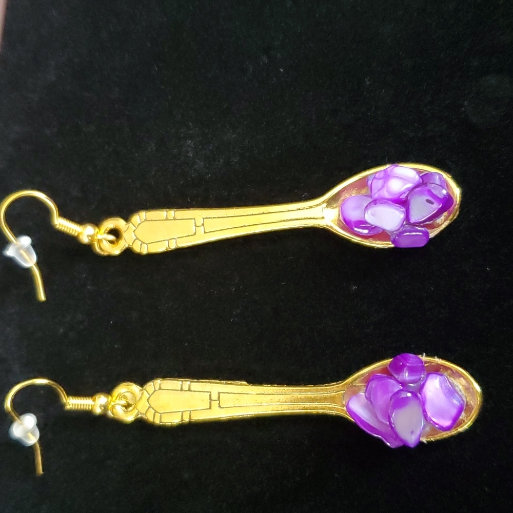 😍Gold-toned and purple drop earrings.